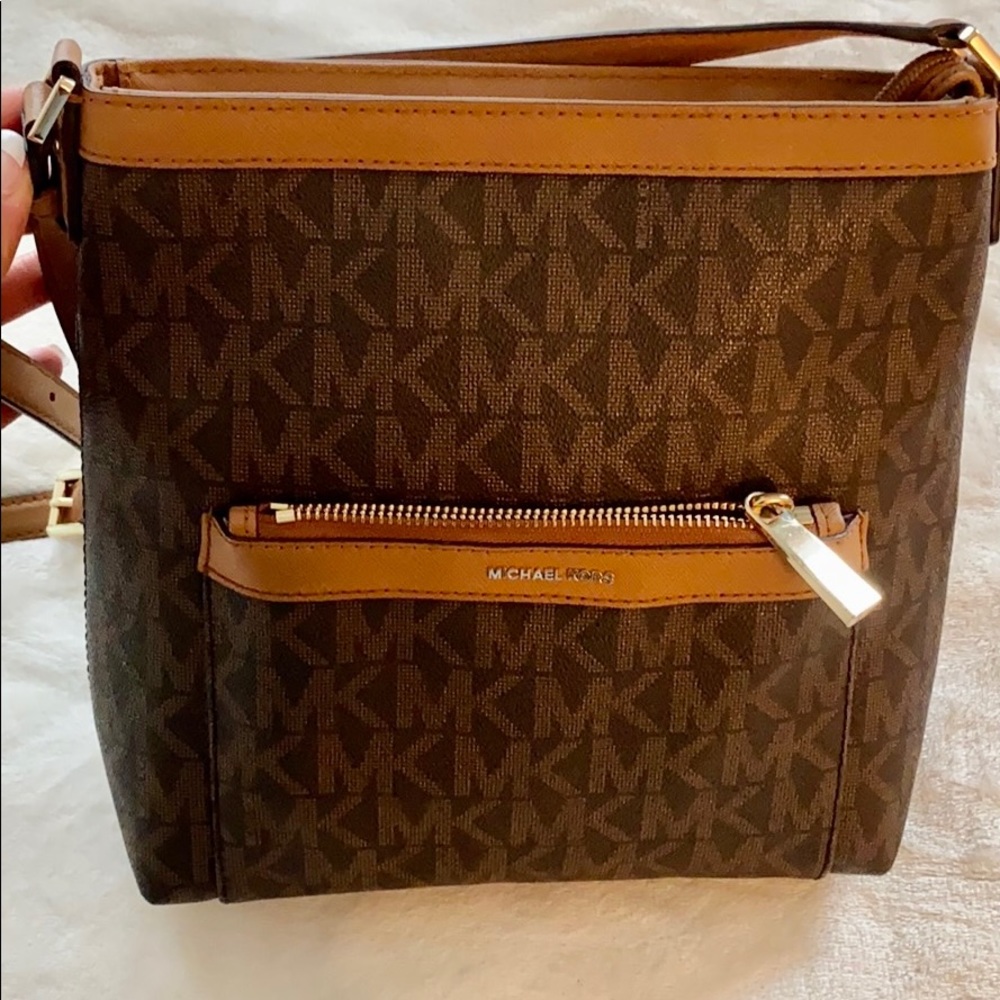 Gently used Michael Kors cross body bag.